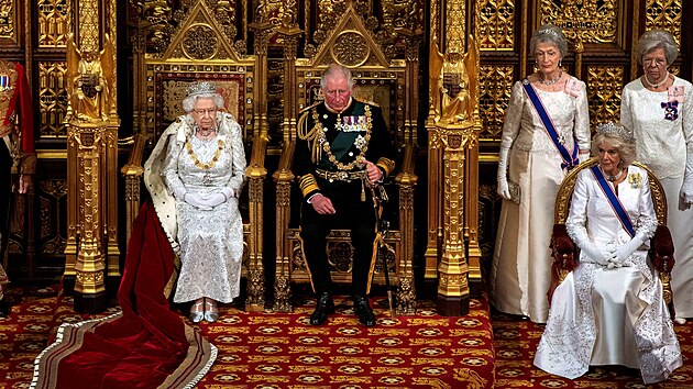 Krlovna Albta II., princ Charles a vvodkyn Camilla na oteven Parlamentu (Londn, 14. jna 2019)