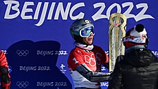 Zlatá olympijská vítzka Ester Ledecká bhem kvtinového ceremoniálu v Pekingu...