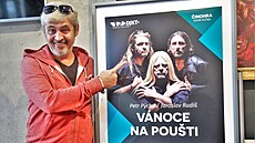 Herec Zdeněk Hruška ztvárňuje v inscenaci Vánoce na poušti stárnoucího rockera. Herec Zdeněk Hruška ztvárňuje v inscenaci Vánoce na poušti stárnoucího rockera.