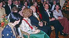 panlská královna Sofia (s ervenou erpou) a král Juan Carlos I. na návtv...