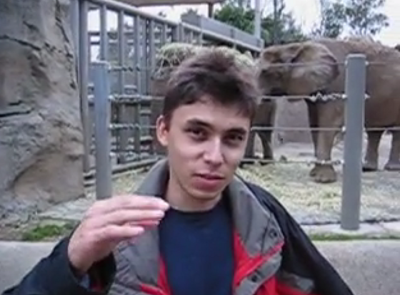 Jawed Karim, jeden ze zakladatel YouTube, popisuje na krátkém videu, e sloni...