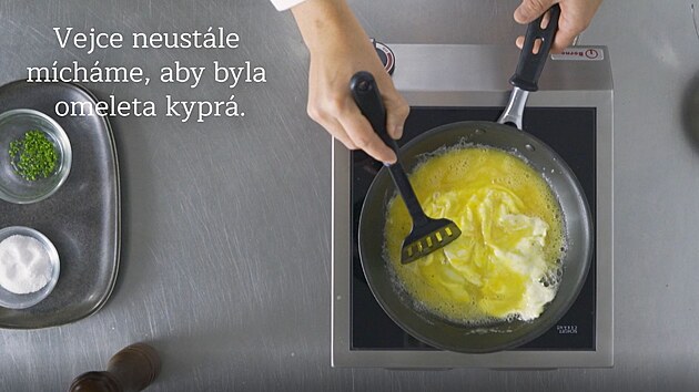 Vejce neustle mchme, aby byla omeleta kypr.