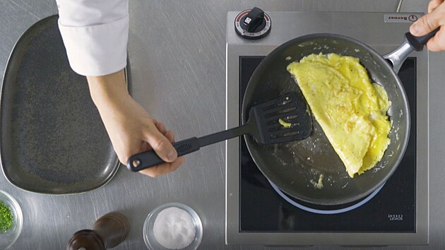 Omelety rolujte u ve chvli, kdy vajka nejsou na 100 % ztuhl.
