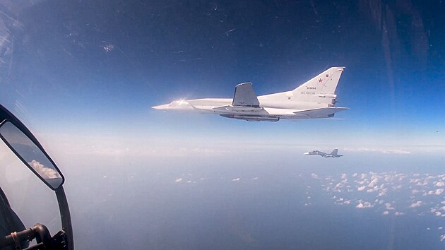 Na fotografii pozen z videa poskytnutho tiskovou slubou ruskho ministerstva obrany v ptek 19. nora 2022 let bombardr Tu-22M3 ruskch vzdunch sil nad Stedozemnm moem po startu z leteck zkladny Hemeimeem v Srii.