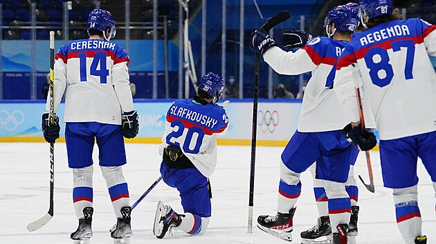 Slovensk mladk Juraj Slafkovsk poklekv na oslavu sv branky proti USA ve tvrtfinle olympijskch her.