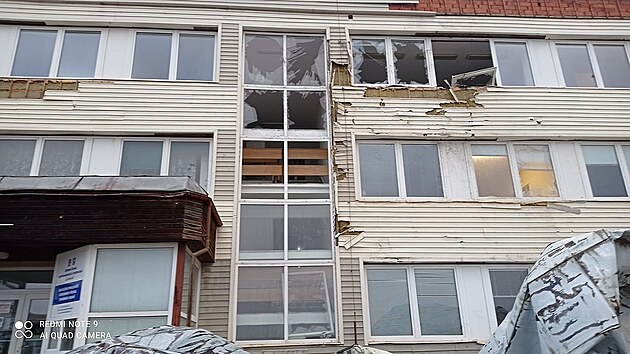 Poničená administrativní budova dílen učiliště v Žamberku.