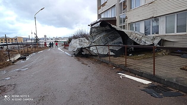 Poničená administrativní budova dílen učiliště v Žamberku.