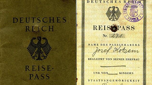 Brašna obsahovala lampové rádio s návodem a anténou, cestovní pas vydaný německými úřady v roce 1928 a věci osobní potřeby.