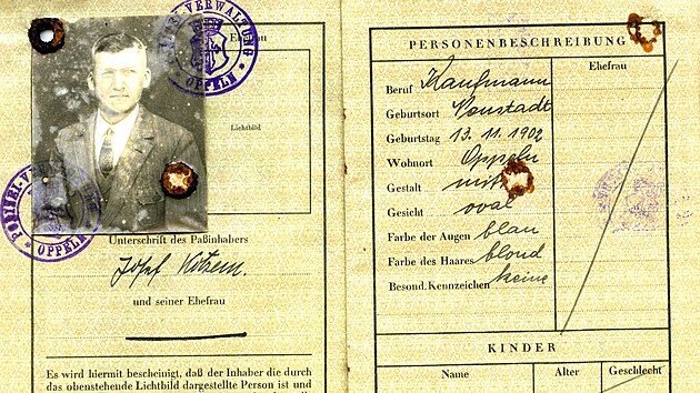 Brašna obsahovala lampové rádio s návodem a anténou, cestovní pas vydaný německými úřady v roce 1928 a věci osobní potřeby.