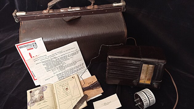 Důkladně uschovaná brašna obsahovala lampové rádio s návodem a anténou, cestovní pas vydaný německými úřady v roce 1928 a věci osobní potřeby.