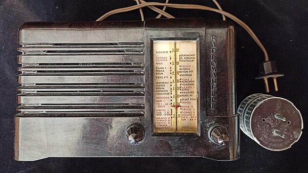 Brašna obsahovala lampové rádio s návodem a anténou, cestovní pas vydaný německými úřady v roce 1928 a věci osobní potřeby.