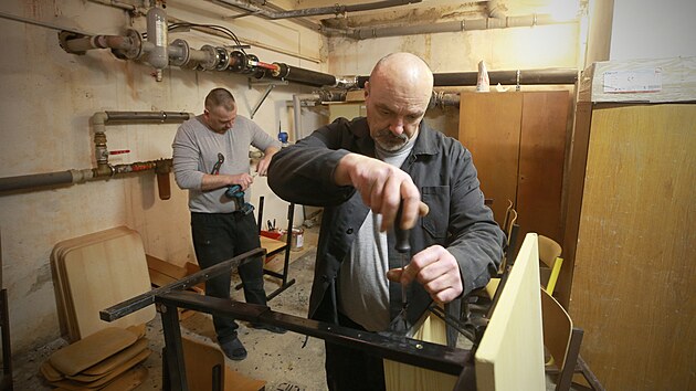 Jablonec nad Nisou, 14. 2. 2022, Odsouzení z rýnovické věznice pomáhají na základní škole s úklidem a údržbou.