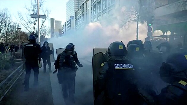 Do Paříže míří francouzská verze kanadského Konvoje svobody. Policie proti protestujícím v hlavním městě zasáhla slzným plynem. Snažila se tak demonstraci rozehnat. (12. února 2022)