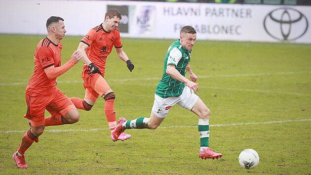 Tomáš Malínský v dresu Jablonce prchá obraně Mladé Boleslavi.