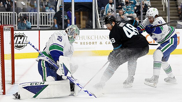 Tomáš Hertl ze San Jose v šanci, brankář Vancouveru Thatcher Demko byl připraven.