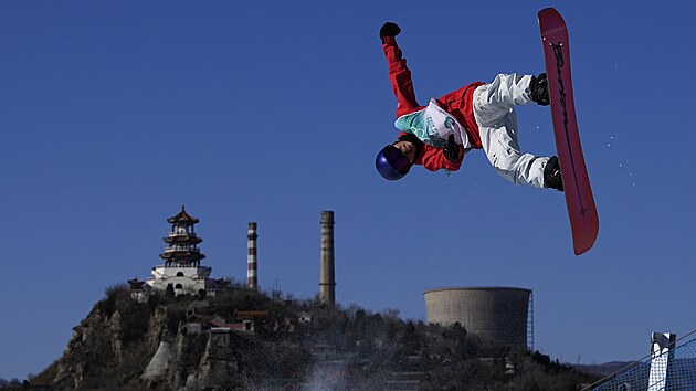 Japonsk snowboardista Takeru Ocuka v netradinch kulisch nskho olympijskho Big Airu