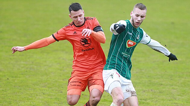 Marek Suchý (vlevo) z Mladé Boleslavi a Miloš Kratochvíl z Jablonce bojují o míč.