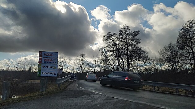 Úzkým místem je most přes Labe v Hořenicích.