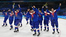 Sloventí hokejisté oslavují zisk bronzových medailí na olympiád v Pekingu.