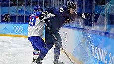 Slovenský útočník Libor Hudáček tlačí k mantinelu Petteriho Lindbohma z Finska. Slovenský útočník Libor Hudáček tlačí k mantinelu Petteriho Lindbohma z Finska.