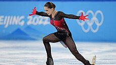 Kamila Valijevová v souti drustev na olympijských hrách v Pekingu.