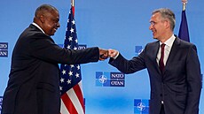 Americký ministr obrany Lloyd Austin se zdraví v ústedí NATO v Bruselu s...