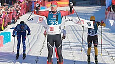 Norský bec na lyích Andreas Nygaard projídí vítzn cílem Jizerské...