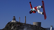 Japonský snowboardista Takeru Ocuka v netradiních kulisách ínského...