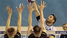 Ostravský smečař Dominik Fořt útočí v extralize přes brněnský blok. Ostravský smečař Dominik Fořt útočí v extralize přes brněnský blok.