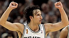 Manu Ginóbili ze San Antonio Spurs slaví ve finále NBA 2005.