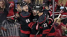 Martin Nečas (88), Brady Skjei (7) a Brett Pesce (22) slaví gól Carolina... Martin Nečas (88), Brady Skjei (7) a Brett Pesce (22) slaví gól Carolina...