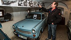Pavel Kovák ve svém muzeu trabant v Plzni-Lobzích s unikátním pírstkem,...