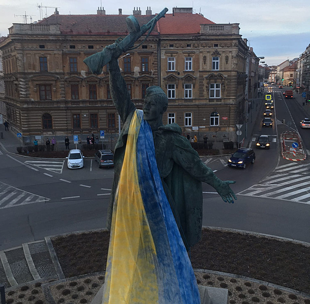 Lidé ve Znojm zahalili sochu rudoarmjce do ukrajinské vlajky (24. 2. 2022)