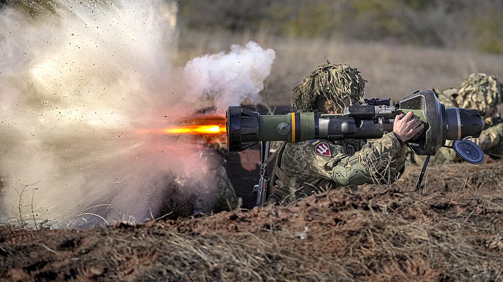 Ukrajinský voják testuje protitankovou raketu NLAW v Doncké oblasti. (15....