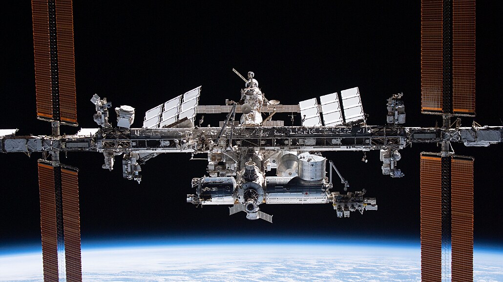 Mezinárodní vesmírná stanice v listopadu 2021. Snímek byl poízen z paluby Crew...