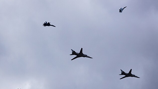 Ruské bombardéry Tu-22M3 a stíhací letouny Su-35 na manévrech v Bělorusku (19. února 2022)