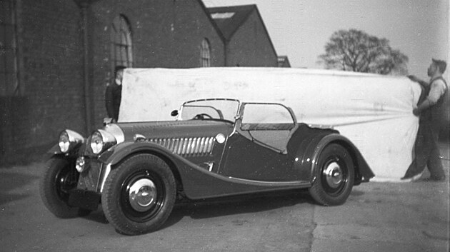Tvary vycházejí z modelu 4/4, který měl premiéru na londýnském autosalonu v roce 1936.