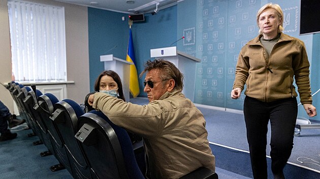 Americk herec se zastnil mimodn tiskov konference, kterou bhem prvnho dne invaze uspodali v Kyjev. (24. nora 2022)