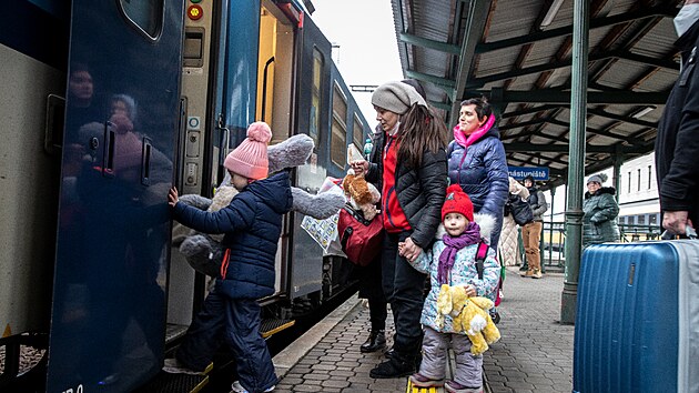 Ženy s dětmi nastoupily do vlaku ve směru na Prahu