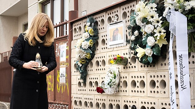 Od vraždy slovenského novináře Jána Kuciaka a jeho snoubenky Martiny Kušnírové uplynuly čtyři roky. Výročí si k domu obou zesnulých ve Velké Mači přijela připomenout prezidentka Zuzana Čaputová. (21. února 2022)