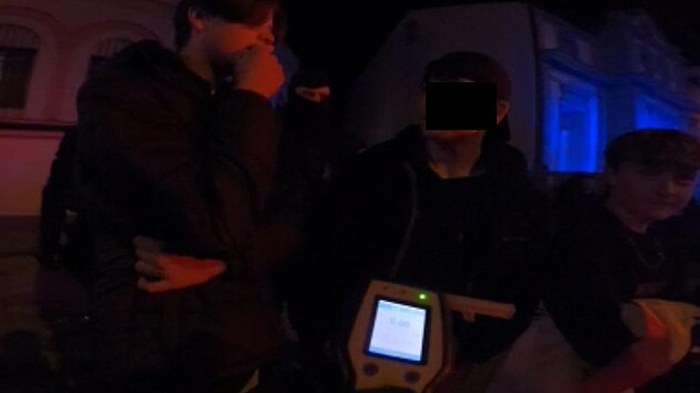 Policisté zkontrolovali v budějovickém klubu sto hostů, třicet mladistvých bylo pod vlivem alkoholu.