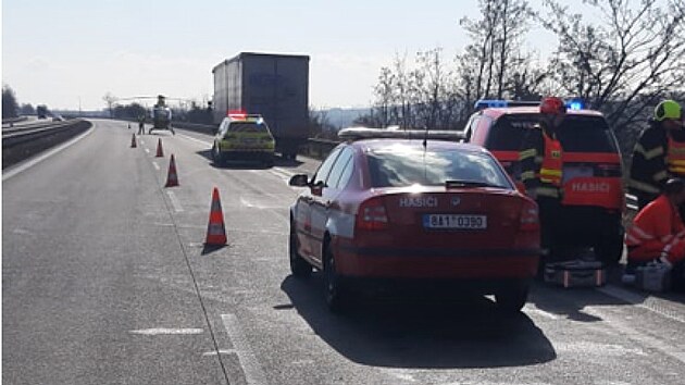 Při nehodě na D2 na Břeclavsku zemřel jeden silničář.