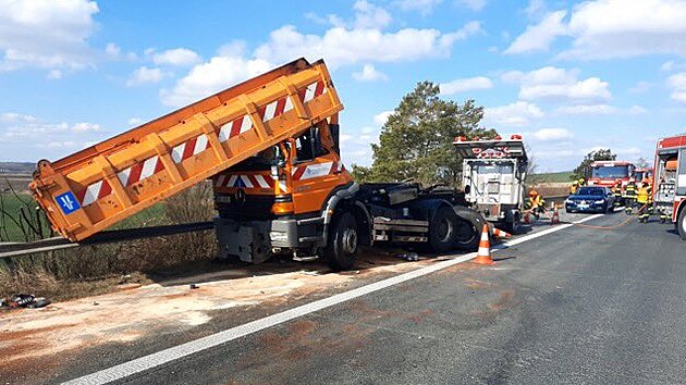 Po srážce dvou údržbářských vozů s kamionem na D2 zemřel jeden silničář.