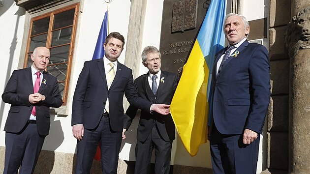 Šéf horní komory Miloš Vystrčil vyvěsil státní vlajku na podporu Ukrajiny. (22. února 2022)