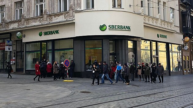 Před pobočkami ruské Sberbank v Brně se tvoří fronty, lidé chtějí převést peníze jinam. (25. února 2022)