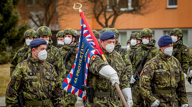Slavnostní nástup ve Strakonicích udělal definitivní tečku za působením 1. protiletadlové jednotky na misi v Pobaltí.