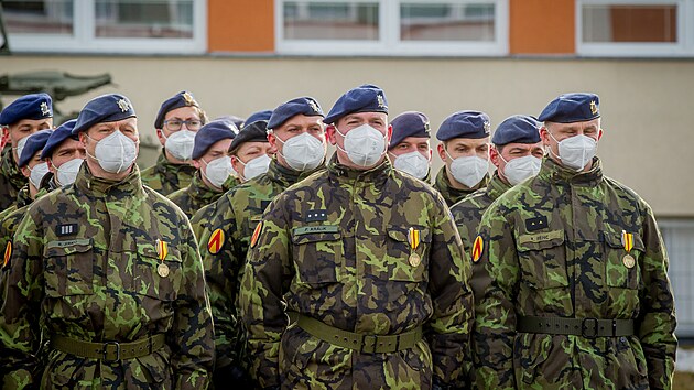 Slavnostní nástup ve Strakonicích udělal definitivní tečku za působením 1. protiletadlové jednotky na misi v Pobaltí.
