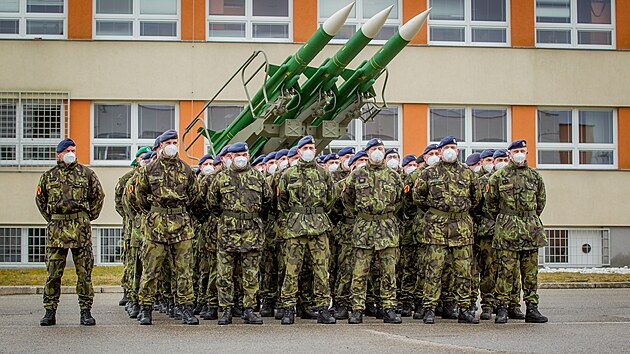 Slavnostní nástup ve Strakonicích udělal definitivní tečku za působením 1. protiletadlové jednotky na misi v Pobaltí.