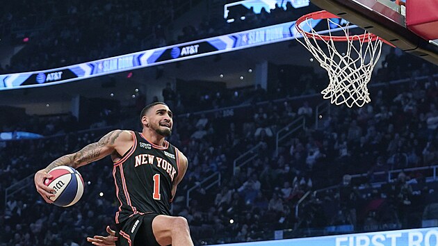 Obi Toppin z New York Knicks smeuje pi exhibici NBA.