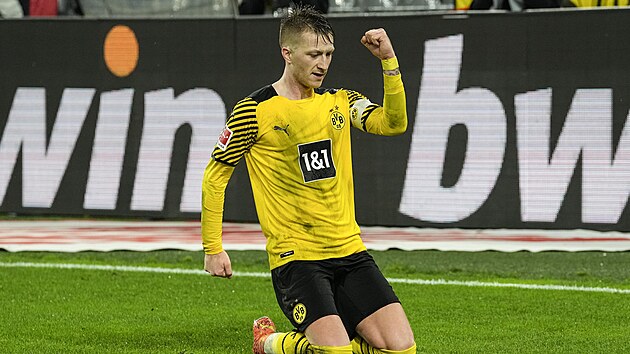 Dortmundský kapitán Marco Reus oslavuje tvrtý gól svého týmu v duelu s...